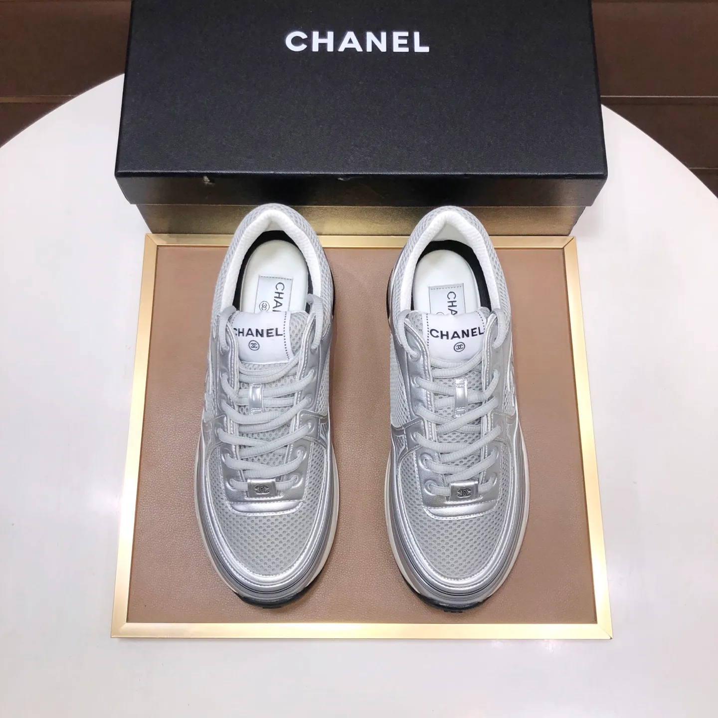 Men's shoes💰600💰【CHANEL】(Chanel couple's model)👩‍❤️‍💋‍👨The latest all-season shoes🔥🔥The ultimate derivative model. Not only are you more fashionable on your feet, but wearing flat shoes can also lengthen your overall body shape ~ "Features" The simple upper is paired with conspicuous small fragrant cloth strips, which is fashionable and high-end. 💕💕Selected Chanel fabric for the upper, comfortable and soft fabric lining available in 5 colors 🐎Size: (women's 35-39, customized 40. Men's 38-44, customized 45)